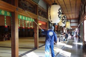 法華宗総本山本成寺のすす払い