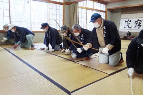 タケの棒で畳のほこりをたたき出す