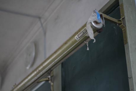 各教室にある古いスクリーンはプロジェクター用ではなく今の子どもは知らないOHP用