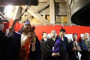 本成寺で除夜の鐘をつく門谷管長