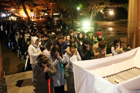 本堂の前に参拝を待つ行列