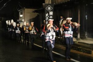 大みそかに彌彦神社氏子青年会が恒例になった年末木遣奉納