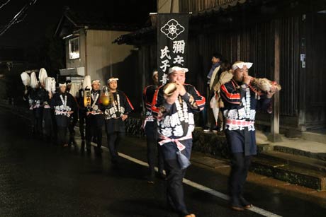 彌彦神社氏子青年会の木遣奉納で行列が神社通りを進む