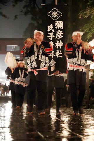 雨にぬれた参道を進む