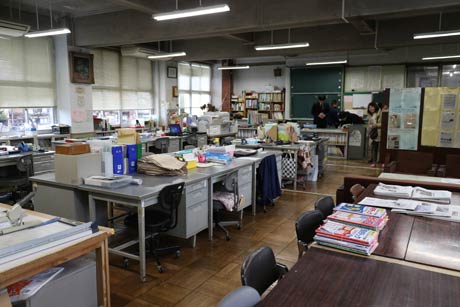 「なんか入るの嫌だな」と話す卒業生が多い教務室