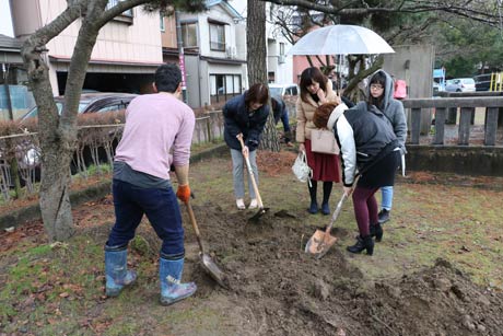 卒業のときに埋めたタイプカプセルを見つけようと校庭を掘り返す平成12年度卒の同期生