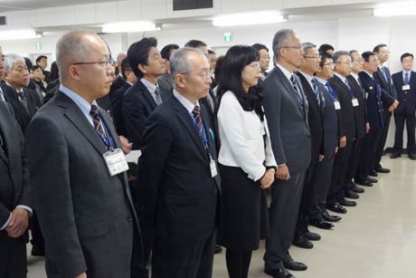 国定市長のあいさつを聞く職員
