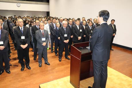 鈴木市長の訓示を聞く約200人の職員