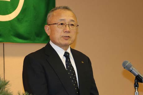 弥彦村の仕事始め式であいさつする小林村長