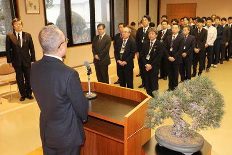 仕事始め式に職員約50人が出席