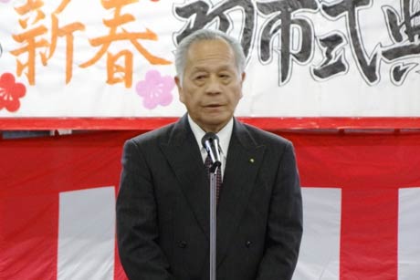 あいさつする青柳社長