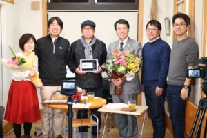 バラエティー番組「やまだみつる&まついひろえのアーデ・コーデ」の最終回、5人のスタッフとゲストの泉田前知事