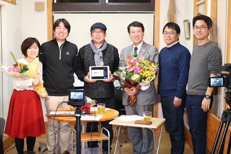 バラエティー番組「やまだみつる&まついひろえのアーデ・コーデ」の最終回、5人のスタッフとゲストの泉田前知事
