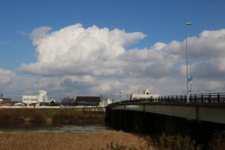 燕市の中央橋たもとから青空に浮かぶ力強い雲