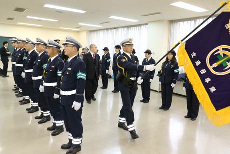 燕市交通安全協会の出陣式の服装点検