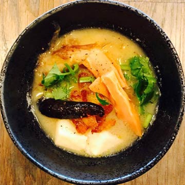 100食限定で無料でふるまう新巻鮭を使ったスパイス料理の雑煮