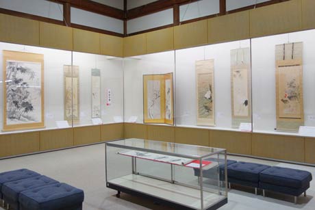三条市歴史民俗産業資料館で開かれている所蔵品展「酉・鶏・鳥」