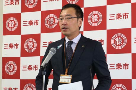 定例記者会見を行う国定三条市長