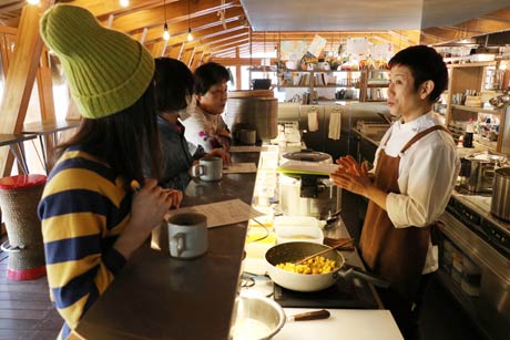  10日ステージえんがわで開かれたS研Works食 mini「スパイスおかずの作り方」