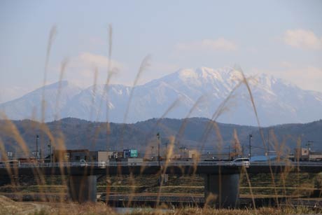 三条市西四日町地内の五十嵐川左岸から望む粟ヶ岳