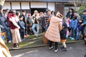 旧庄屋佐藤家の玄関先でもちつき