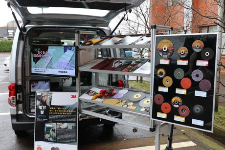 研磨体験カーには約300種の製品を収納