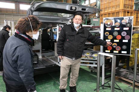 有限会社RKの工場に研磨体験カーを持ち込んで