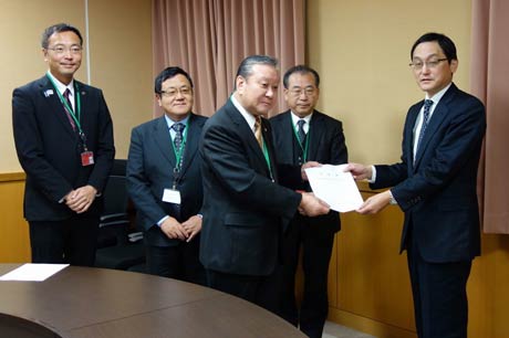 左から国定市長、国道8号線栄拡幅推進委員会の板垣副委員長、金子委員長、原田事務局長、そして国土交通省北陸地方整備局の中神局長