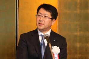 ツインバード工業の賀詞交歓会であいさつする野水社長