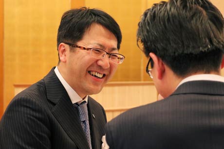 出席者と新年のあいさつをかわす野水社長