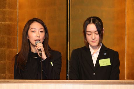 新製品「フルーツビネガーメーカー」を紹介するメーンの開発者の女性社員
