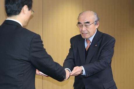 鈴木市長に特別給料と議員報酬の答申書を手渡す田野会頭
