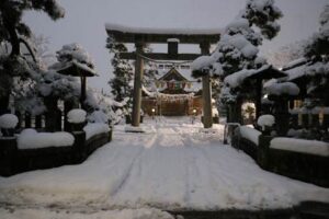 雪に覆われた八幡宮の境内