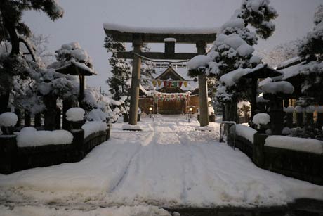 雪に覆われた八幡宮の境内