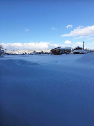 雪原に姿を変えた下田郷に青空