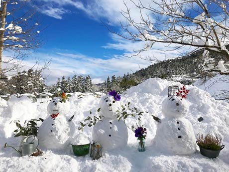 青空におしゃれな雪だるまが3つ