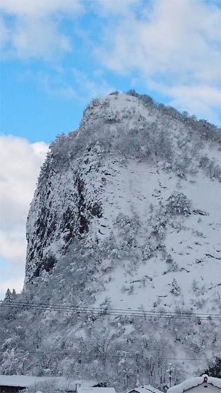 八木ヶ鼻の絶壁にも雪が張り付いた