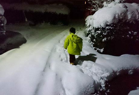 長靴が埋もれる雪深さ