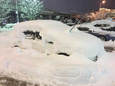  14日19:40ころにJR燕三条駅駐車場で撮影。駐車していた車が雪に生まれていた。