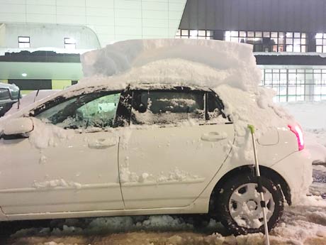  14日19:40ころにJR燕三条駅駐車場で撮影。駐車していた車が雪に生まれていた。
