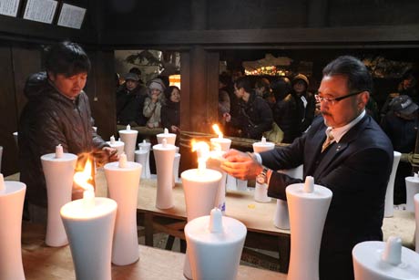 金山神社のろうそくに点火
