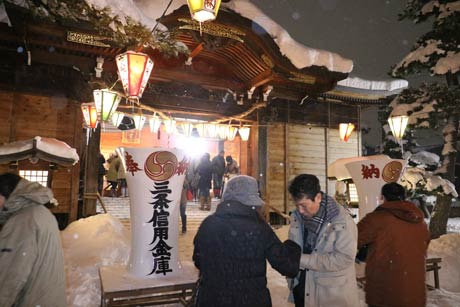  八幡宮の拝殿前にはほぼ行列ができることはなかった