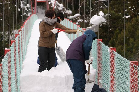 千眼堂吊り橋の雪下ろし作業