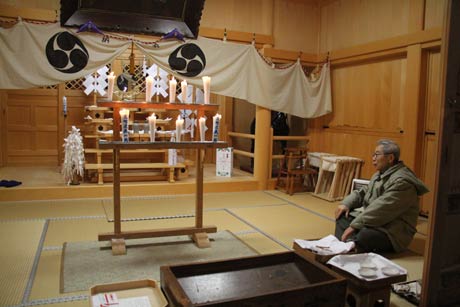 ろうそくをともした槻田神社の拝殿