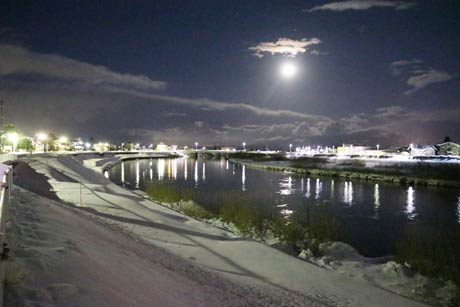 15日夜、中ノ口左岸側の燕橋たもとから下流側