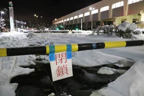 JR燕三条駅の屋外の駐車場は積雪のため閉鎖されていた