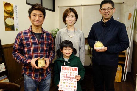 左から土田農園の土田さん、カービングを施した伊丹さん、コンポートに仕上げた四季の定期便の白鳥さん、前に13日発売の『BRUTUS』を持つ伊丹さんの長女