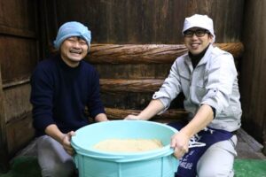 仕込みが完了した燕市産の原料にこだわったみそとひうら農場の樋浦さん(左)と越後味噌醸造の木龍さん
