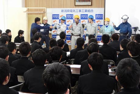 新潟県電気工事工業組合三条支部青年部が新潟県央工業高校で授業