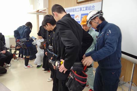  腰道具の装着を体験する生徒